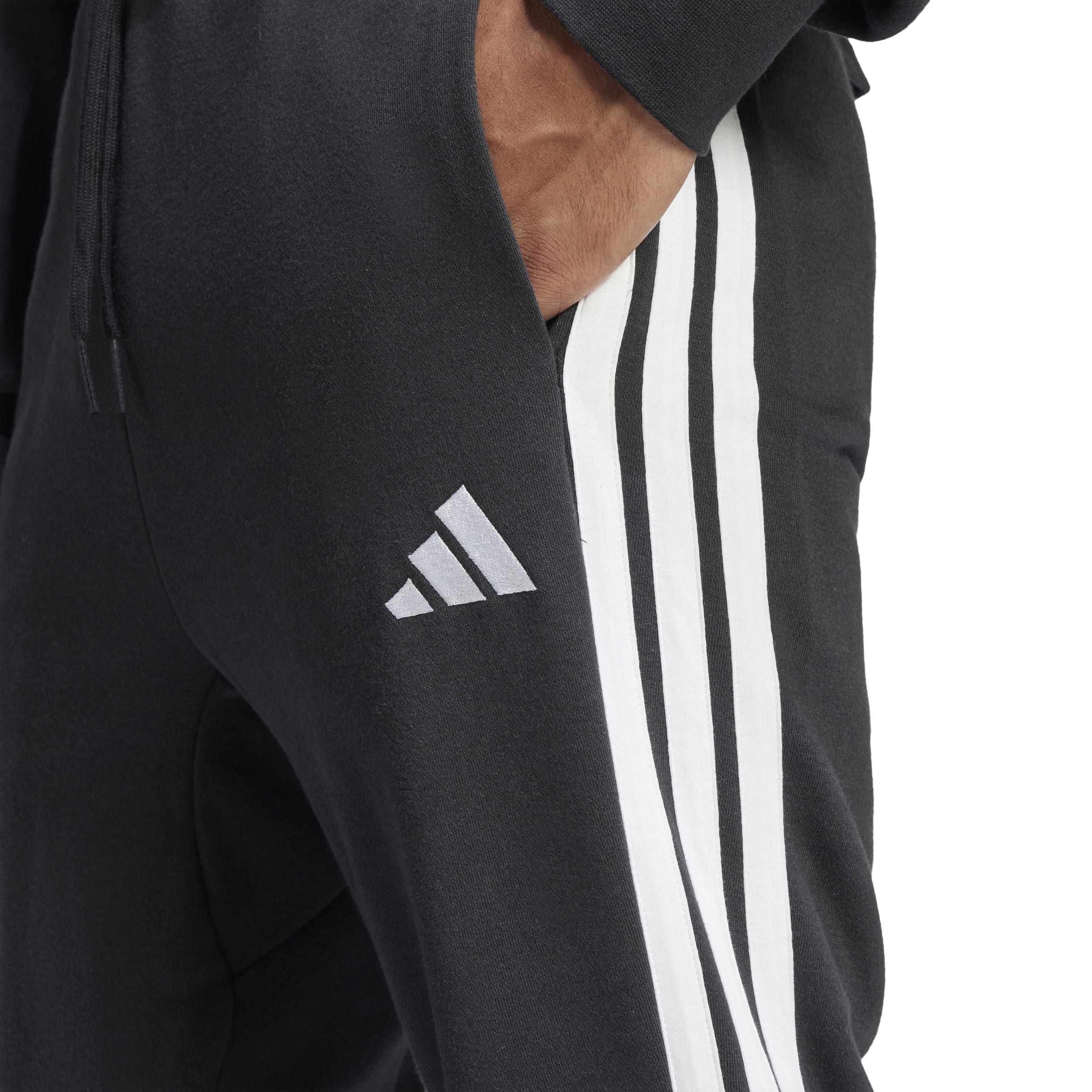 JD1881_7_APPAREL_On Model_Detail View 2_white